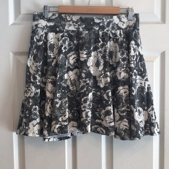 Pins & Needles Dresses & Skirts - Pins & Needles brand size L elastic waist skirt